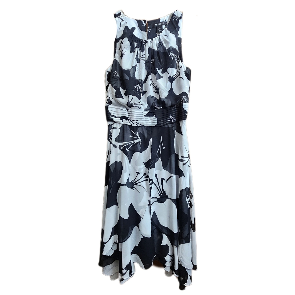 White House Black Market Womens Size 6 black and white floral sleeveless dress S